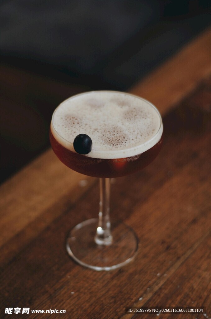 精致黑橄榄装饰的高脚鸡尾酒