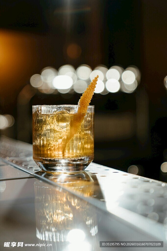 吧台边的精致威士忌饮品