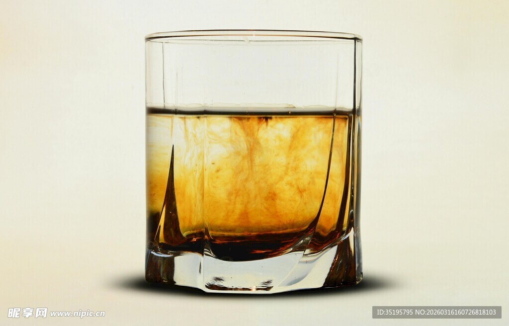 加冰威士忌酒杯特写