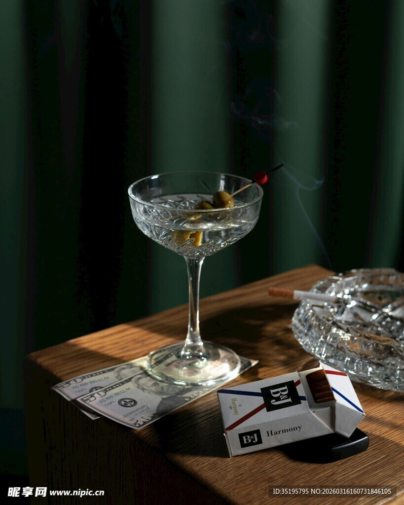 复古风桌面的精致酒具