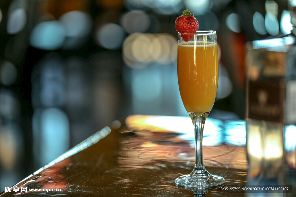 吧台边的精致草莓装饰鸡尾酒