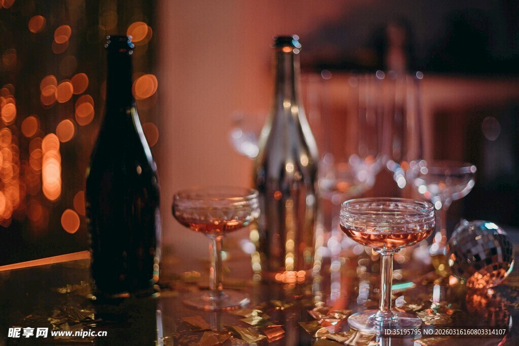 浪漫酒具场景微光相伴