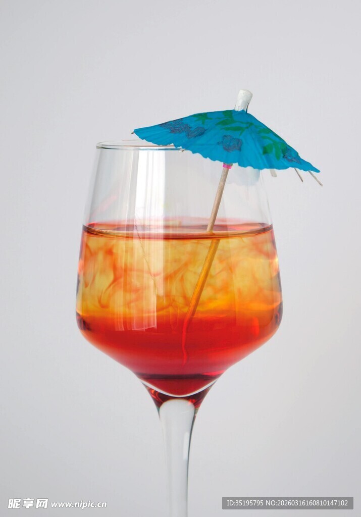 橙红色鸡尾酒配小蓝伞