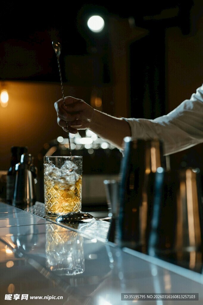 酒吧调酒师正在添加冰块
