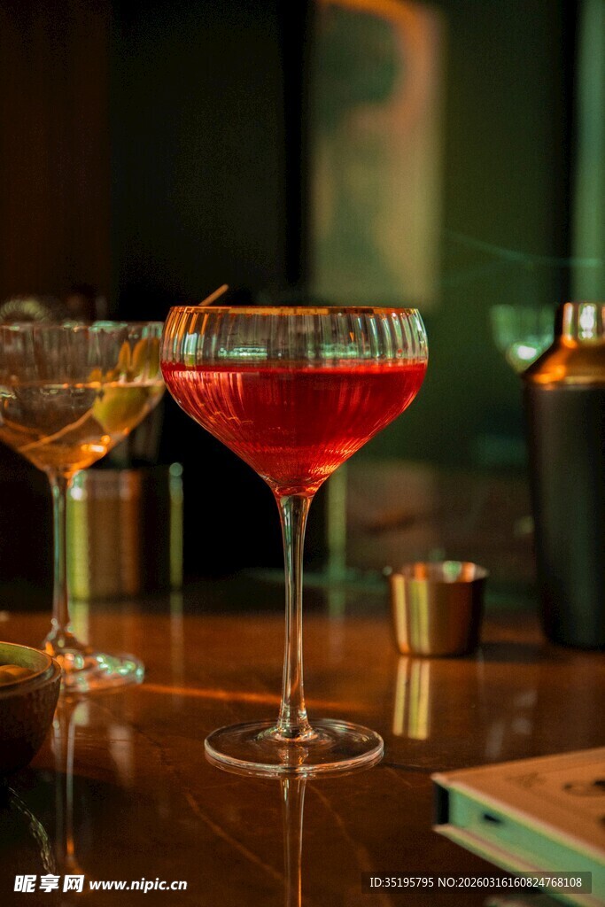 精致鸡尾酒摆放在吧台上