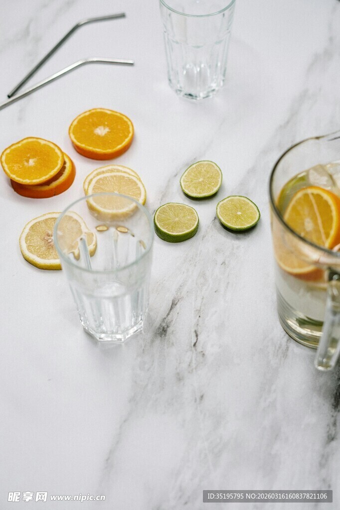 清新水果片与玻璃杯饮品