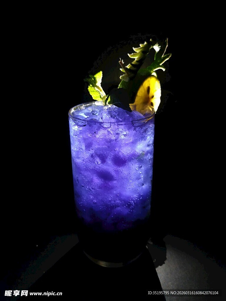 梦幻紫色鸡尾酒饮品