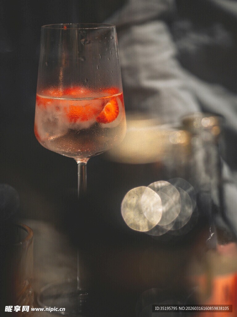 精致酒杯中的红色饮品