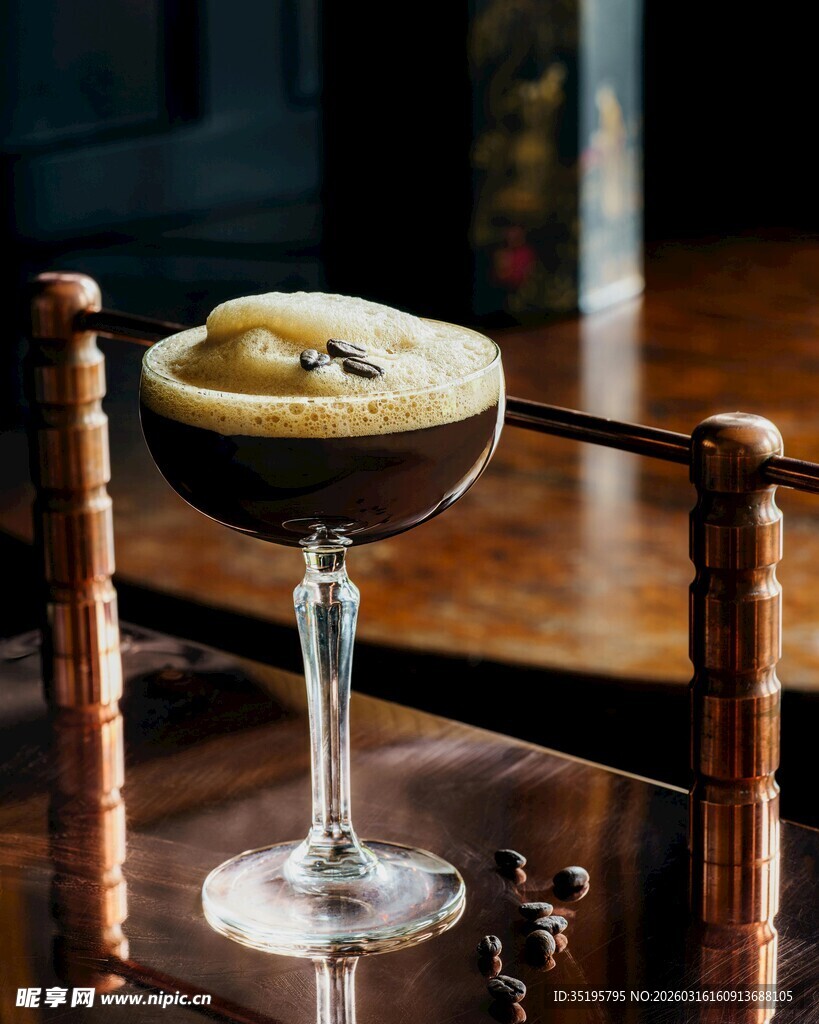 精致高脚杯中的特色饮品