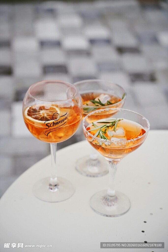 精致鸡尾酒摆放在白色桌面