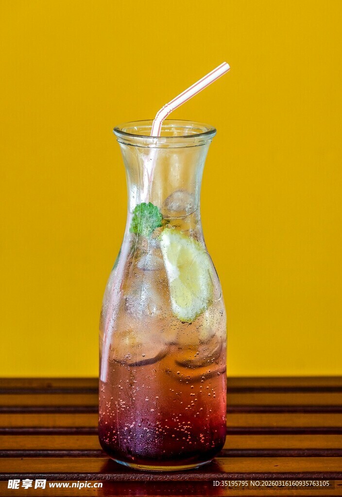 玻璃壶中的清凉薄荷冰饮