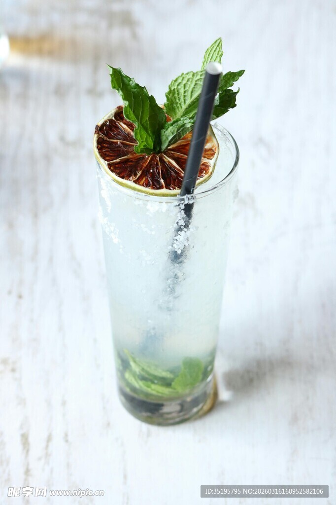 薄荷八角装饰的清凉饮品
