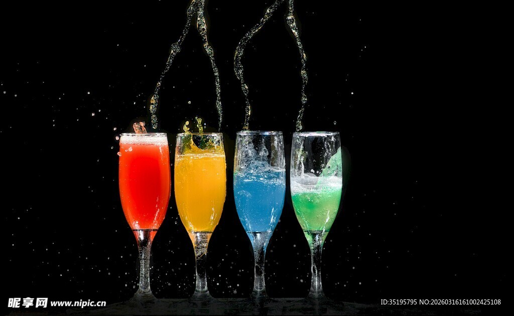 多彩鸡尾酒悬挂展示