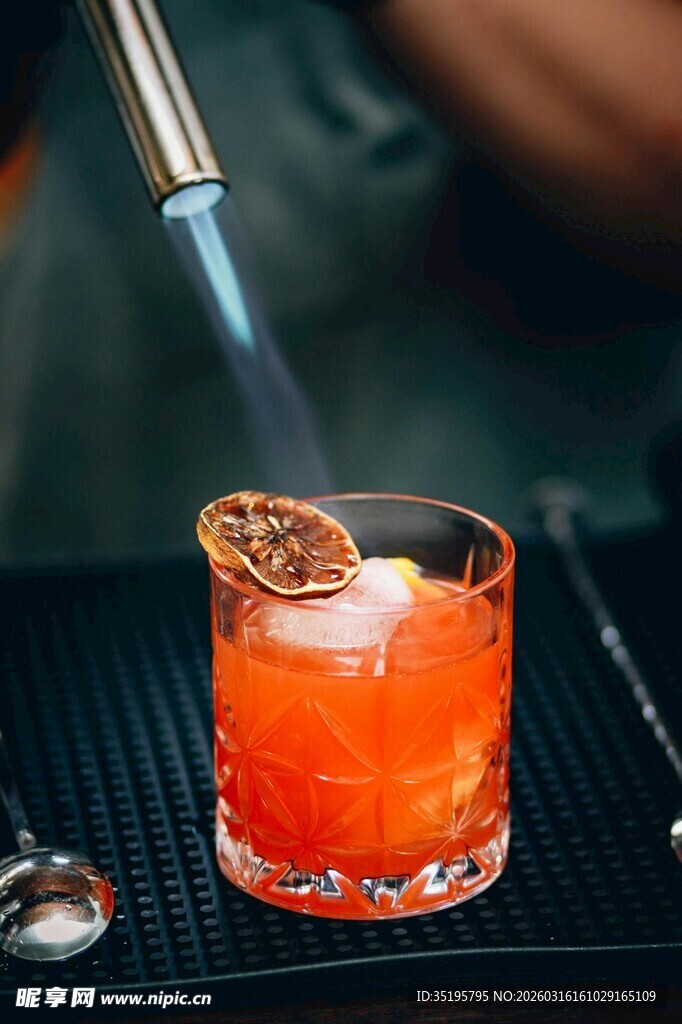 创意鸡尾酒制作瞬间