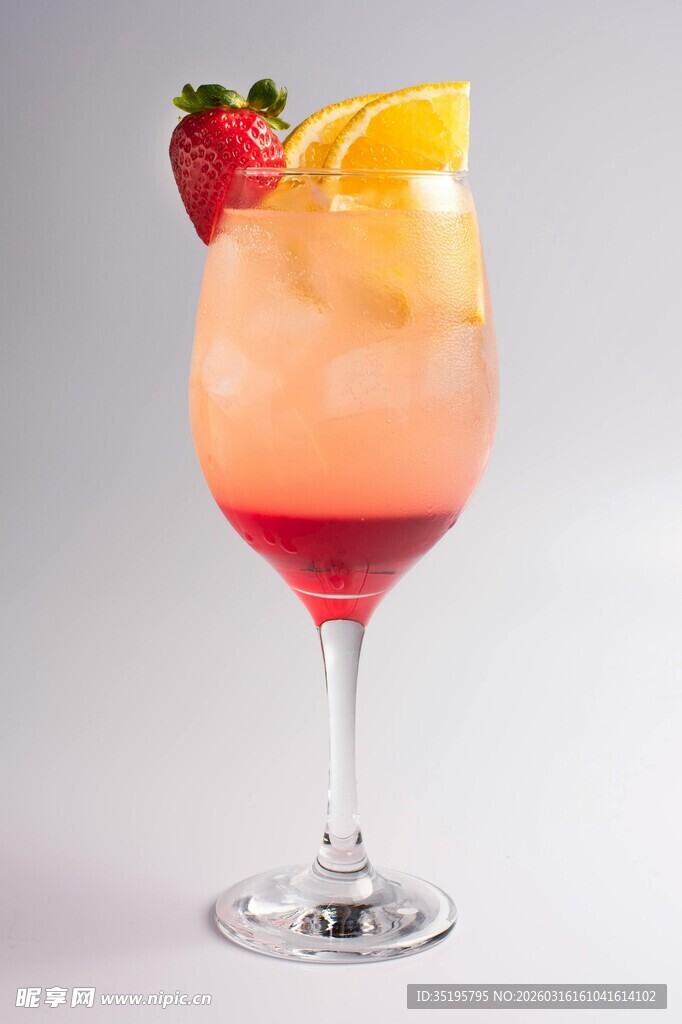 草莓橙片装饰的缤纷鸡尾酒