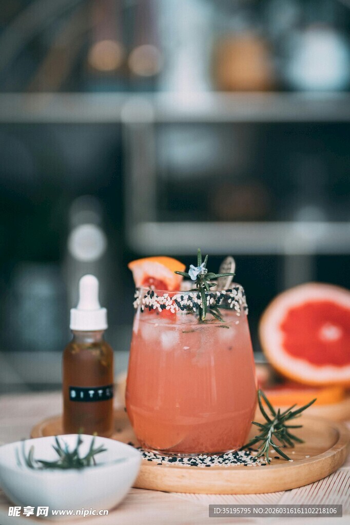 清新果味鸡尾酒与草本搭配