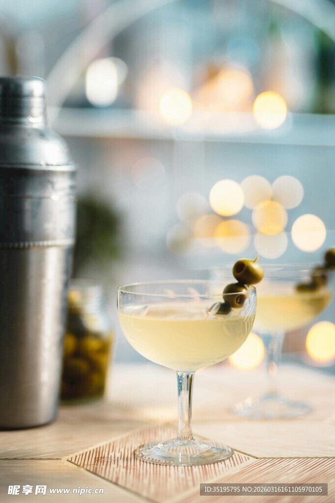 精致鸡尾酒杯中惬意时光