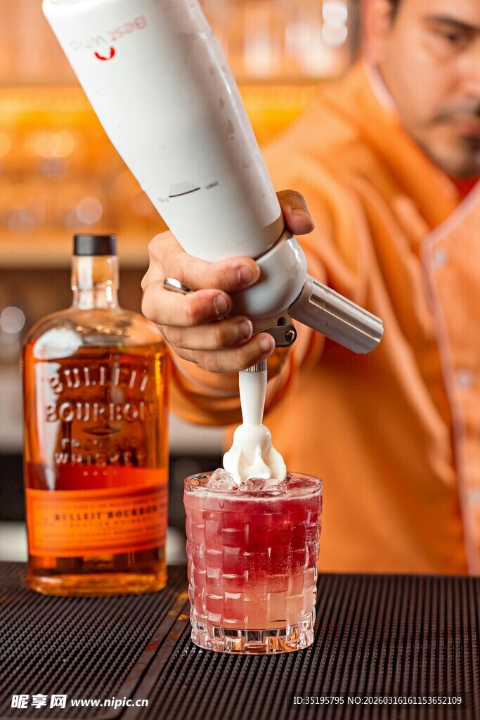 调酒师现场调制美味鸡尾酒