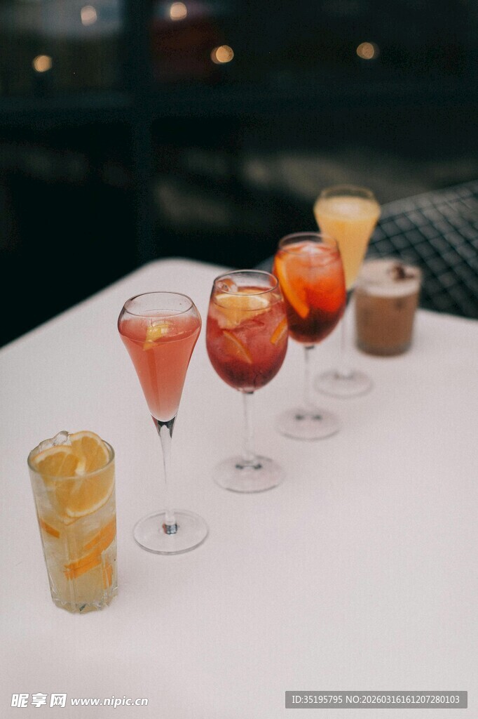 多彩鸡尾酒展示