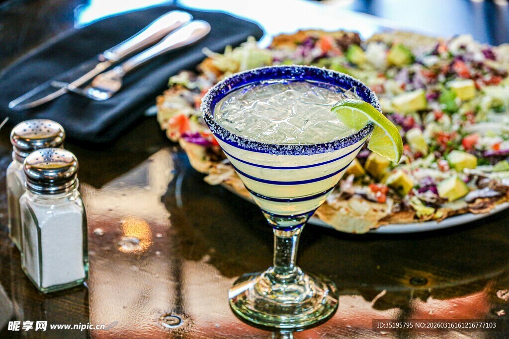 玛格丽特鸡尾酒配美味沙拉