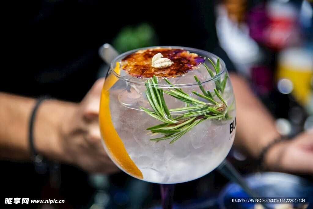 迷迭香装饰的特色饮品