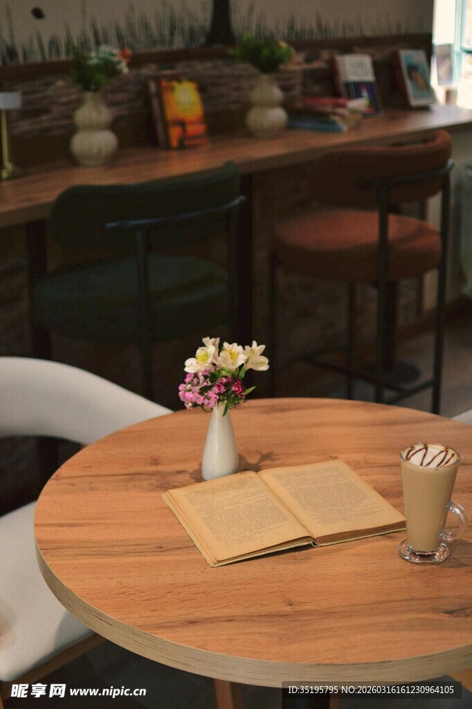 温馨咖啡馆桌面小景