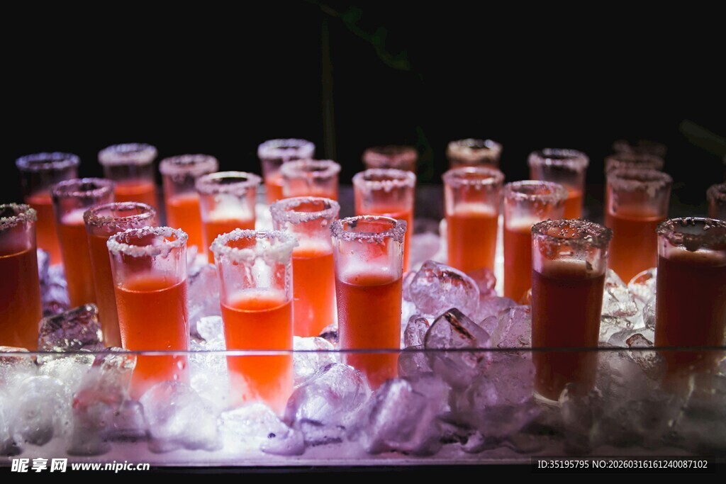 冰上多彩果汁饮品展示