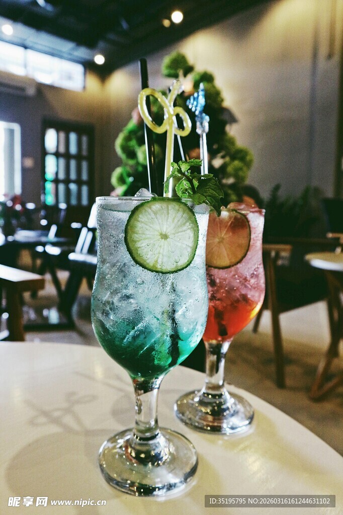 多彩创意鸡尾酒摆放在桌前