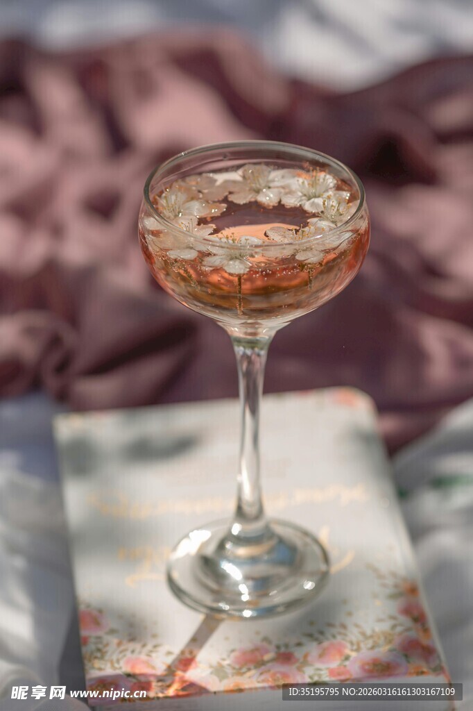 精致鸡尾酒置于复古书本上