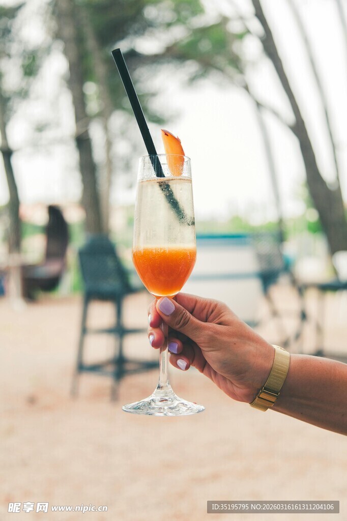 沙滩上的美味鸡尾酒