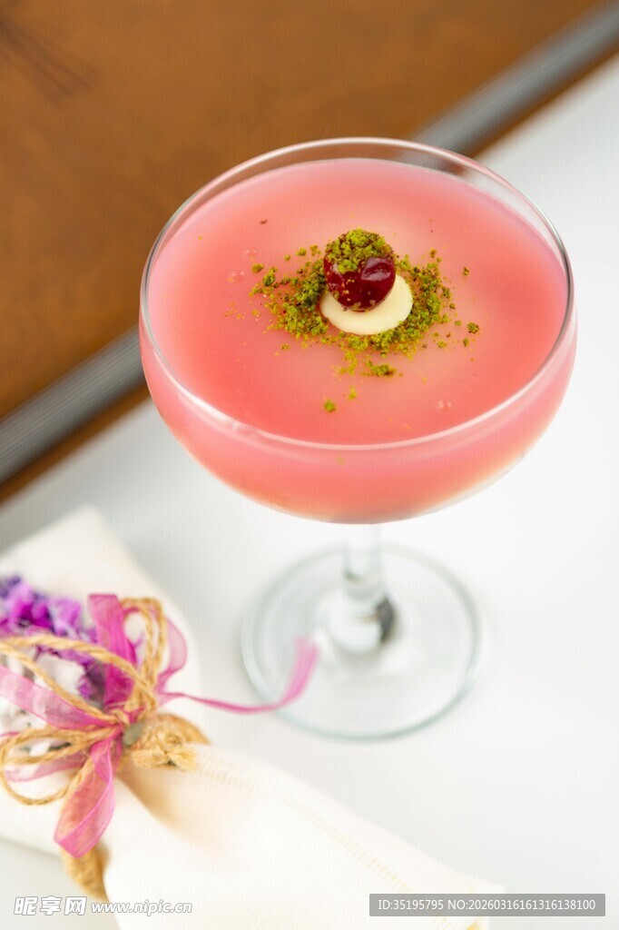 粉色精致鸡尾酒饮品