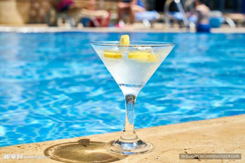 泳池边的精致马天尼