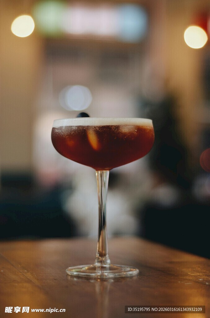 精致鸡尾酒置于木桌上