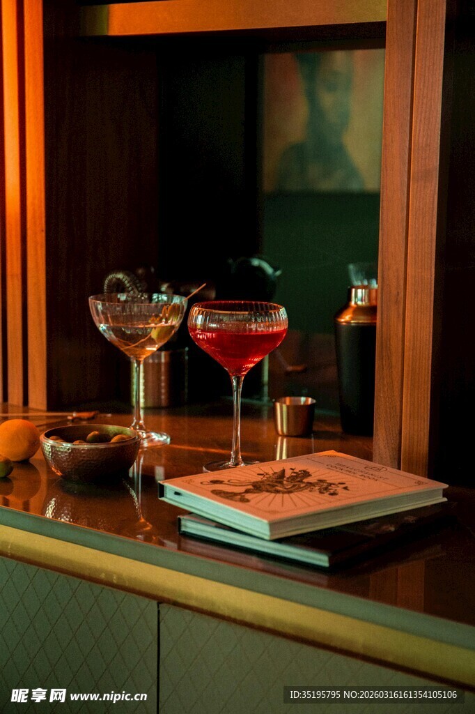 吧台精致鸡尾酒展示