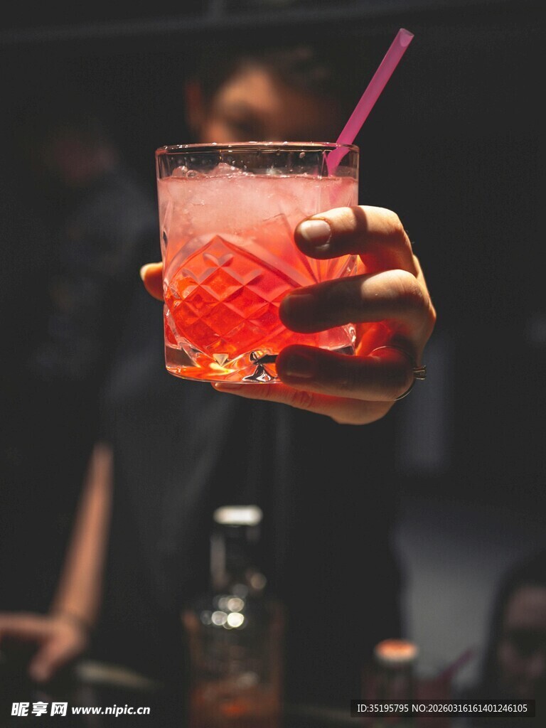 手持色彩鲜艳的鸡尾酒
