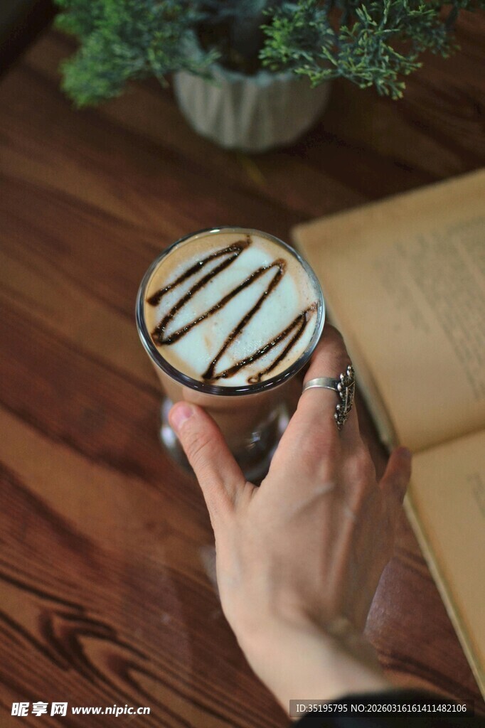 手捧咖啡阅读的惬意时刻