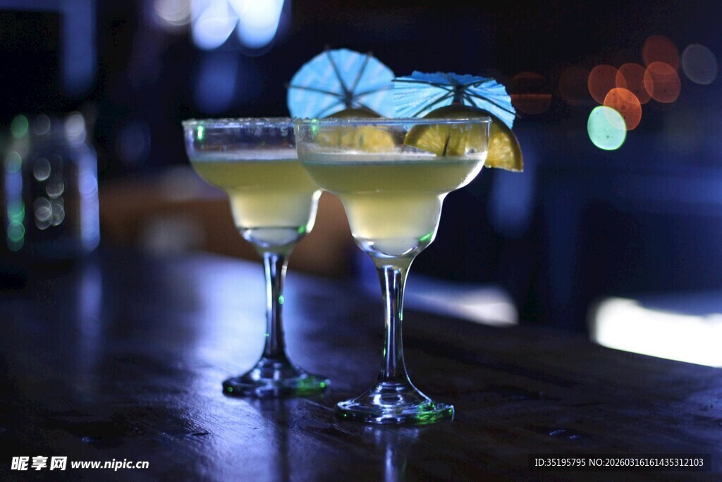 酒吧中的两杯特色鸡尾酒