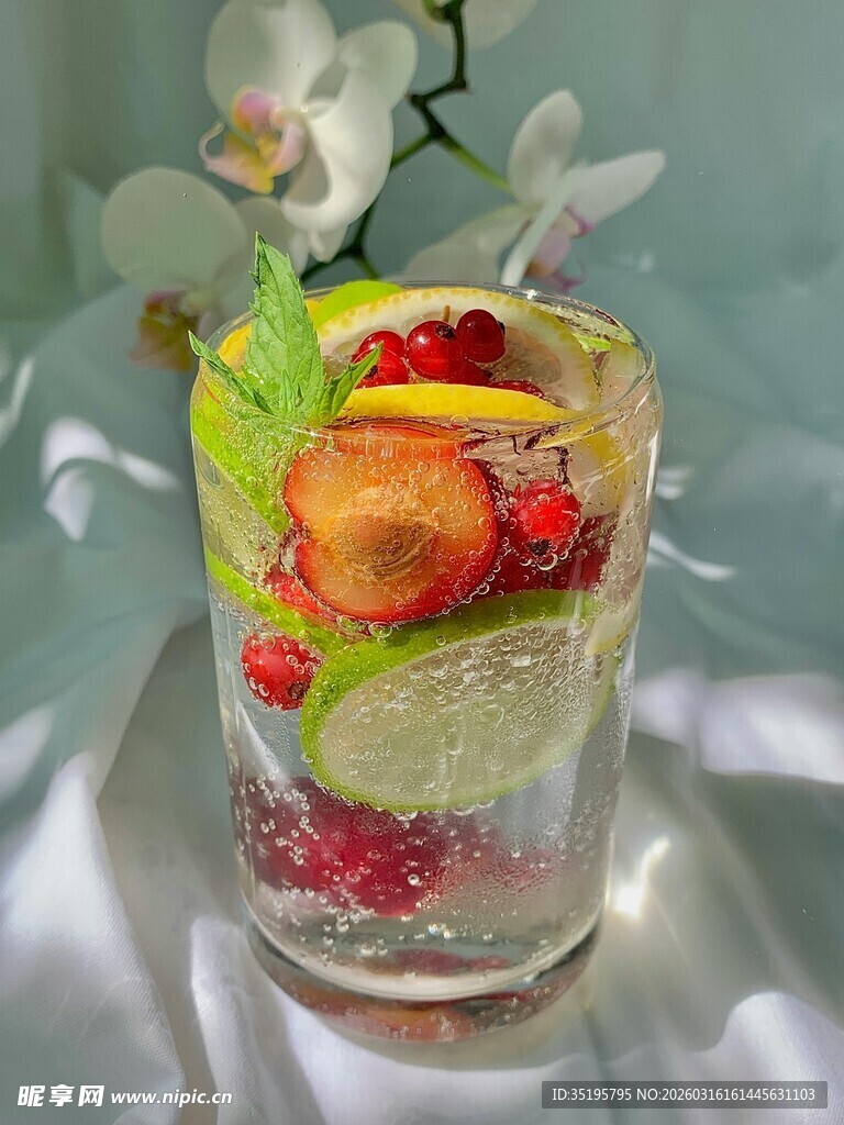 清新水果薄荷冰饮