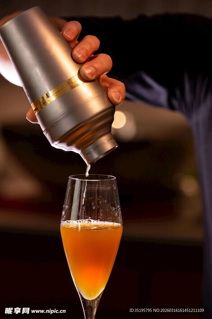 调酒师正在倒酒的瞬间