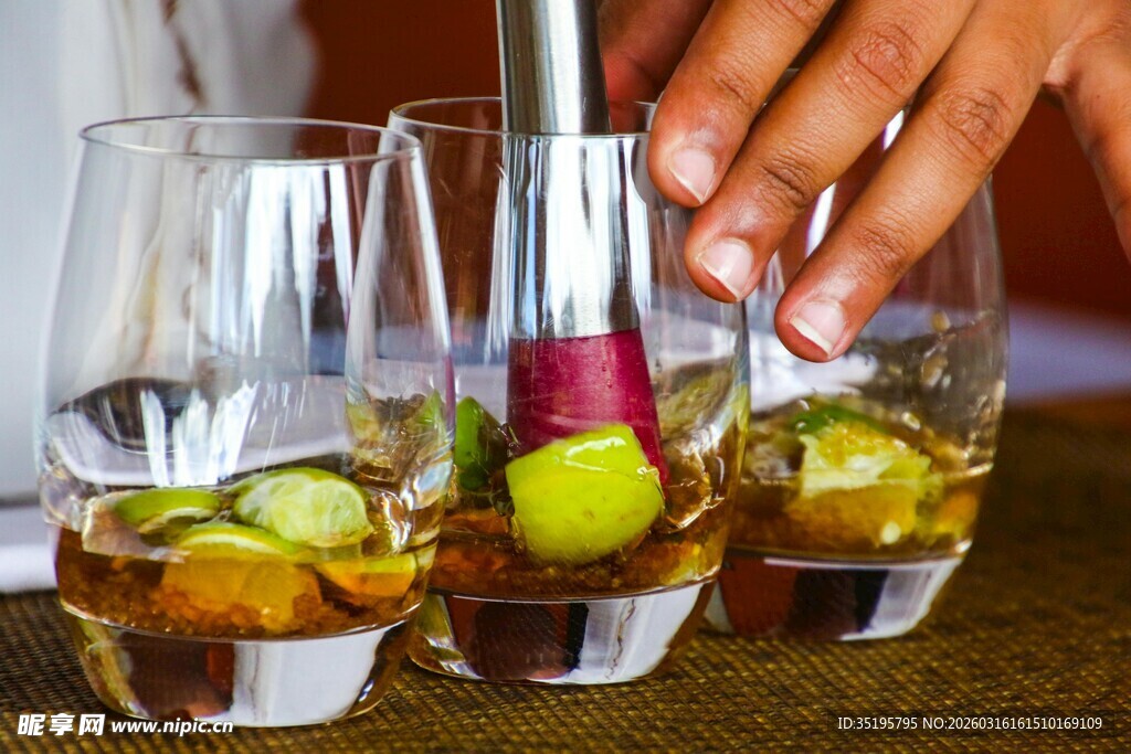 调制特色鸡尾酒瞬间