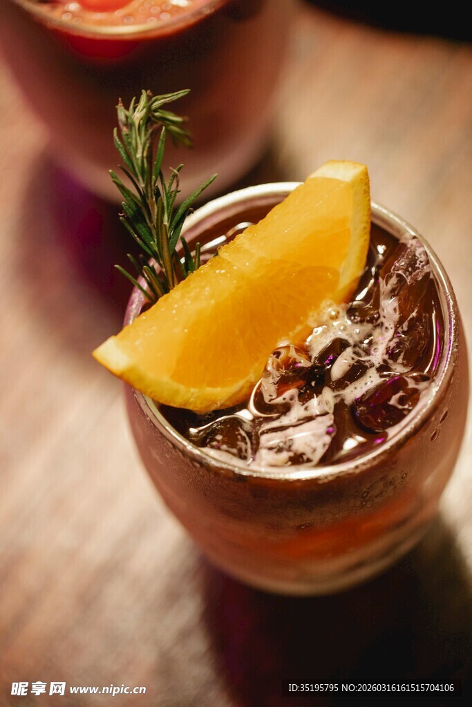 迷迭香橙片装饰的美味鸡尾酒