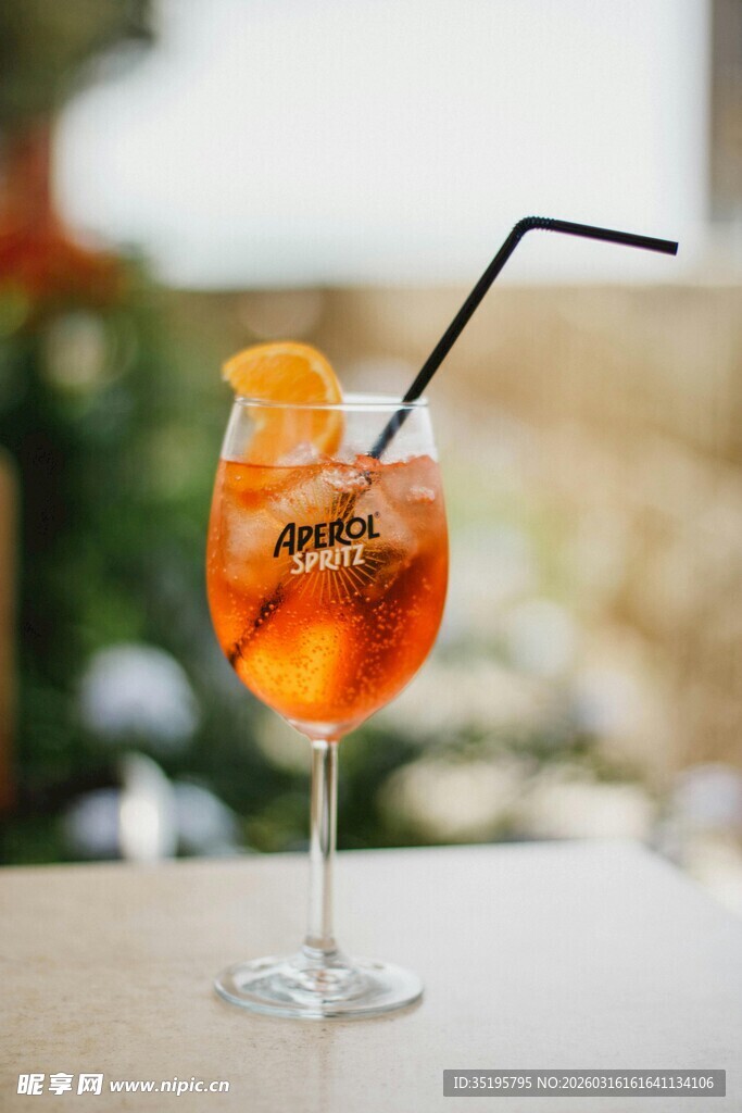 橙片装饰的美味鸡尾酒