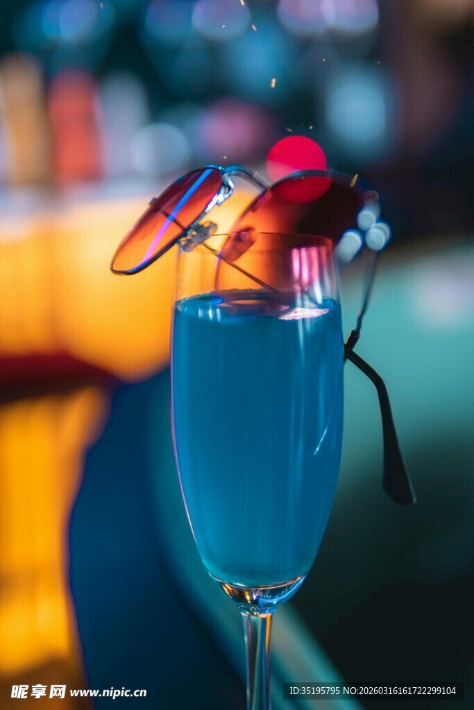 蓝色鸡尾酒配可爱装饰