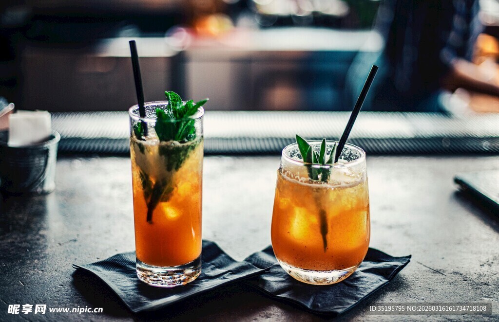 两杯精美鸡尾酒置于桌前