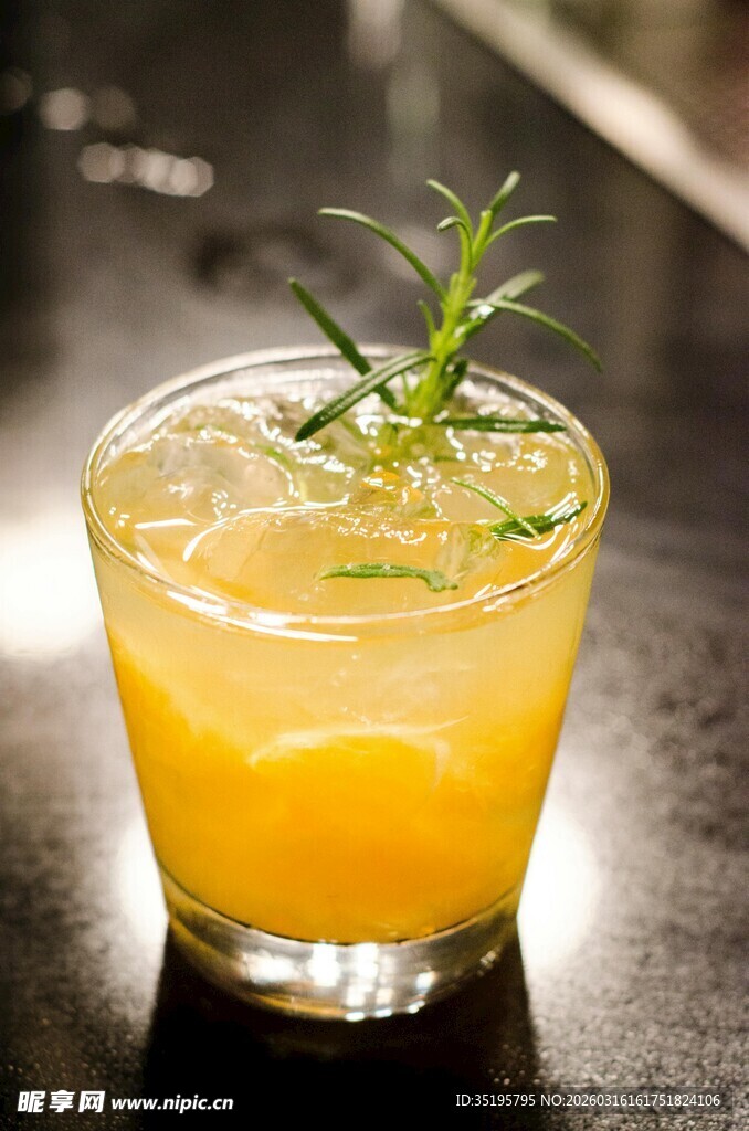 迷迭香装饰的清新黄色鸡尾酒