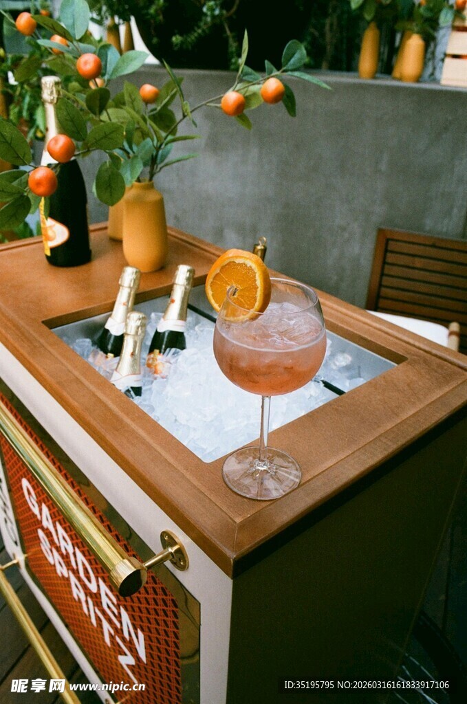 户外吧台的精致鸡尾酒