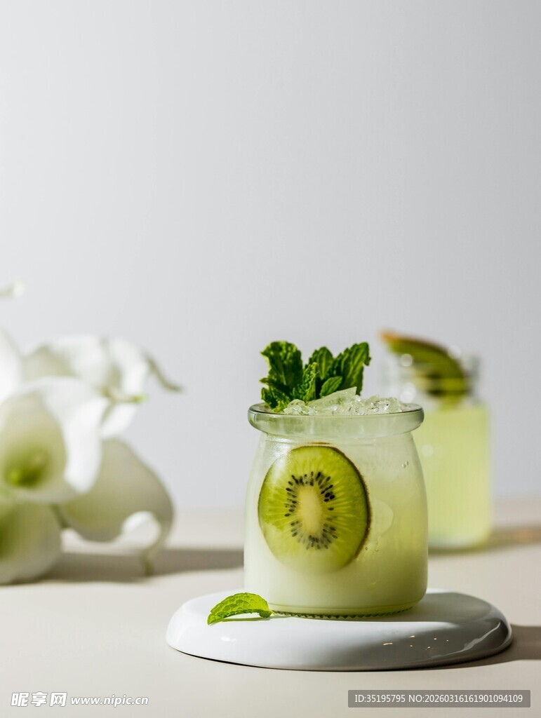 清新猕猴桃装饰的特色饮品