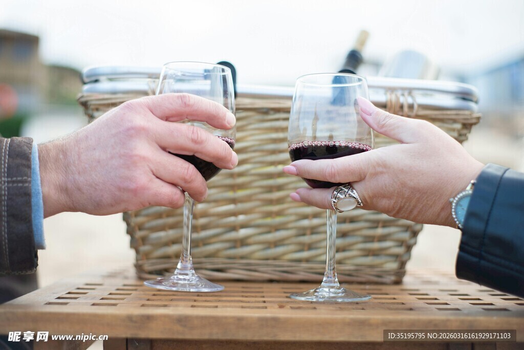 两人举杯共饮葡萄酒