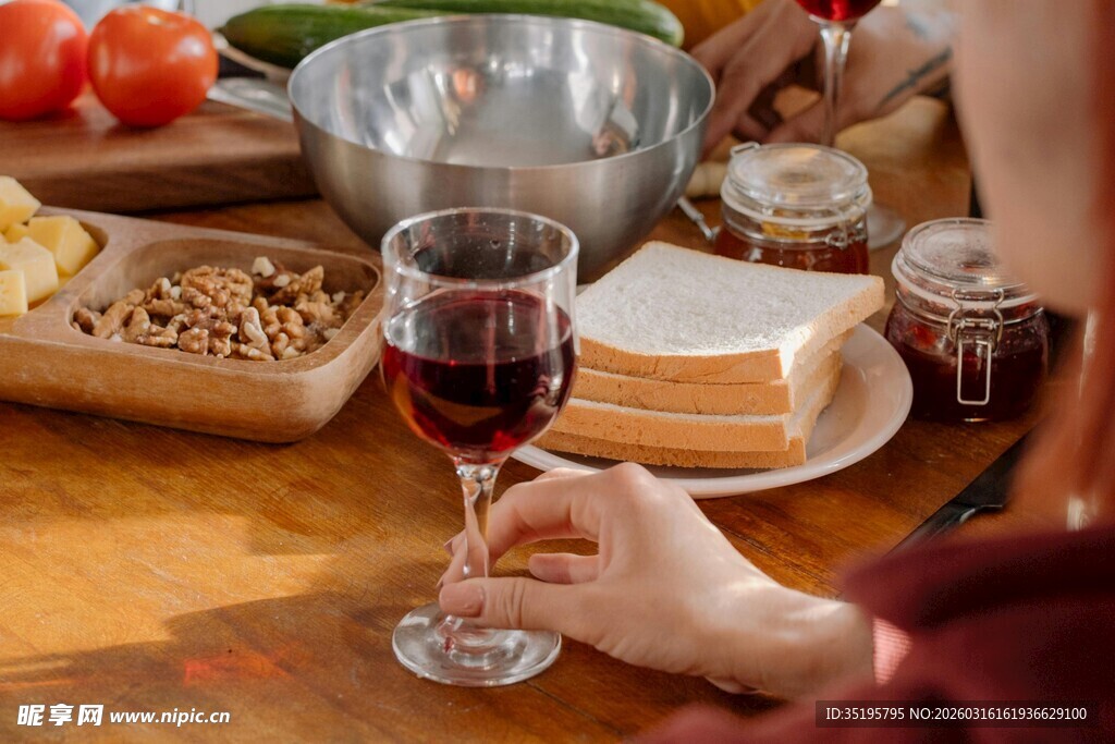 手捧红酒的惬意餐桌时光