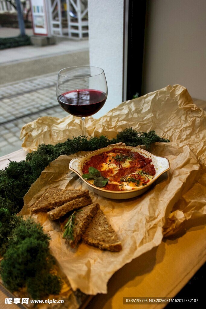 窗边精致美食与红酒搭配